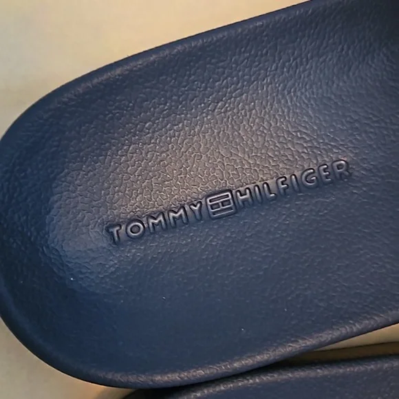 TOMMY HILFIGER - Picture 8 of 9